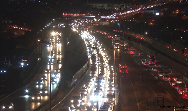 İstanbul'da okullar açıldı, trafik yoğunluğu arttı!