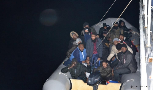 İzmir'de Türk kara sularına geri itilen 274 düzensiz göçmen kurtarıldı!
