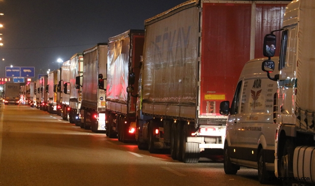 Kapıkule'de TIR kuyruğu 11 kilometreyi buldu!