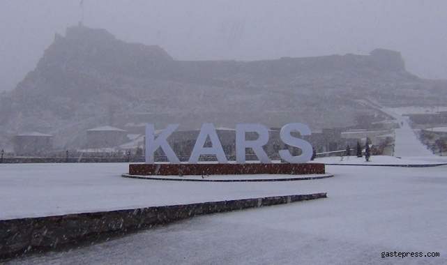 Karslılar güne kar yağışıyla uyandı!