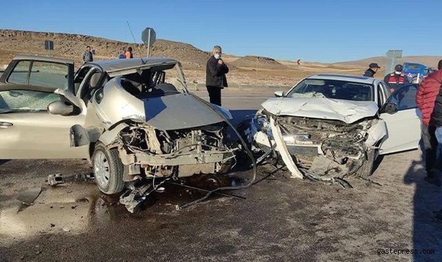 Kayseri'de 2 araç Kafa Kafaya Çarpıştı: 8 Yaralı!