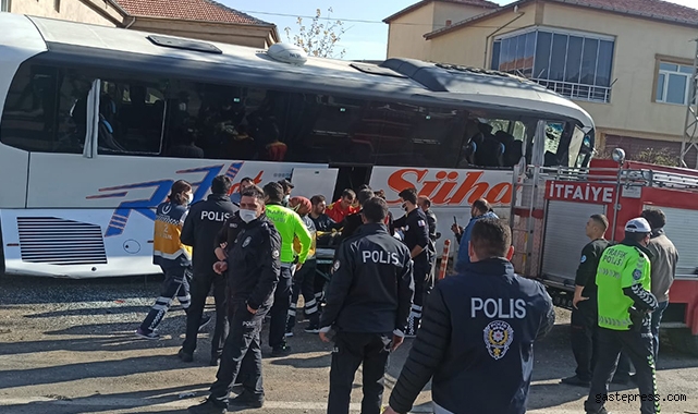 Kayseri'de kamyonetle çarpışan yolcu otobüsü evin duvarına çarptı: Yaralılar var!