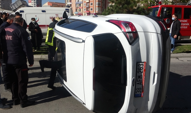 Kayseri'de, Otomobil park halindeki araca çarpıp takla attı!