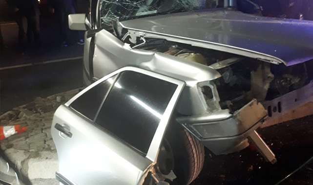 Kayseri'de otomobil yön levhasının direğine çarptı: 1 ölü 2 yaralı!