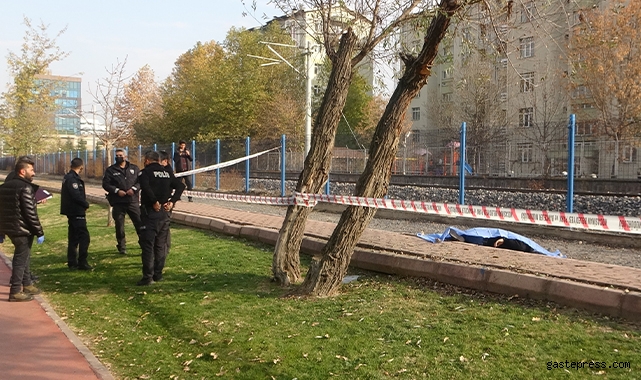 Kayseri'de şüpheli ölüm; meraklı gözlerle ekipleri izlediler!