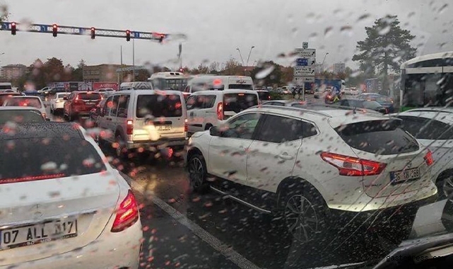 Kayseri'de Yağmur Trafiği Felç Etti!