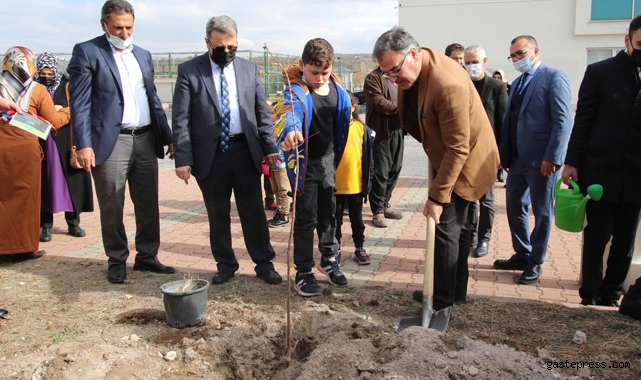 Kayseri Hacılar Demokrasi Şehitleri İlkokulu Öğrencilerinden "Her Çocuk Bir Fidan" Kampanyası!