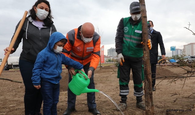 Kayseri Kocasinan'da Başkan Çolakbayrakdar, kursiyerlerle birlikte ağaç dikti! 