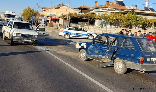 Kayseri Yeşilhisar'da iki otomobil çarpıştı 1 yaralı!