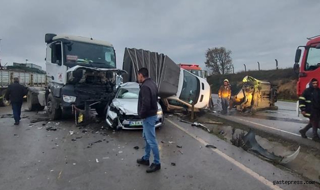 Kocaeli'de 7 aracın karıştığı zincirleme kazada ortalık savaş alanına döndü!