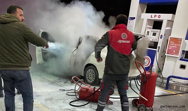 Otomobil Akaryakıt İstasyonunda Alev Aldı: 1 Yaralı!