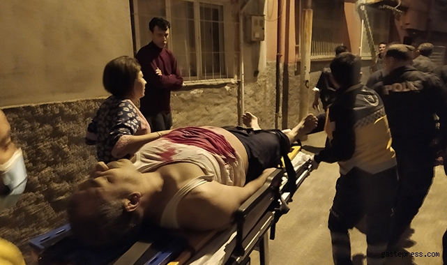Komşular arasında taşlı bıçaklı kavga: 2 yaralı