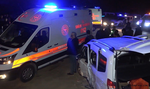 Sivil polis aracı ile otomobil çarpıştı: 2'si polis 3 yaralı!