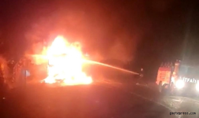 Sülfürik Asit yüklü tanker devrilerek alev alev yandı, yol güvenlik gereği kapatıldı!