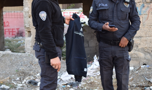 Ters kelepçeli adliyeye götürülürken polisin elinden kaçtı!