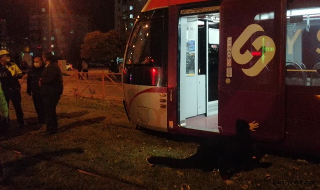 Tramvayın altında can pazarı!