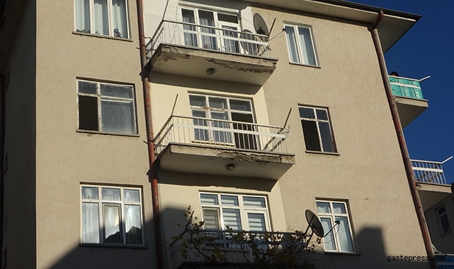 Vatandaşlar rızaları olmadan yıkıma başlayan firmaya tepki gösterdi!