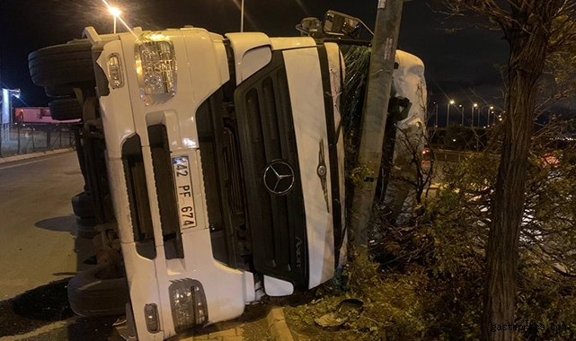 Virajı alamayan tır aydınlatma direğine çarptı!