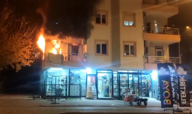 Antalya'da 3 katlı apartmanda yangın paniği!