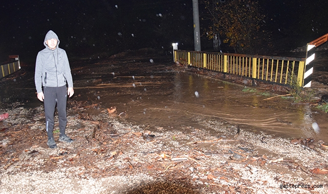 Antalya’da sel suları köprüleri aştı, iki mahalleye ulaşım kapatıldı!