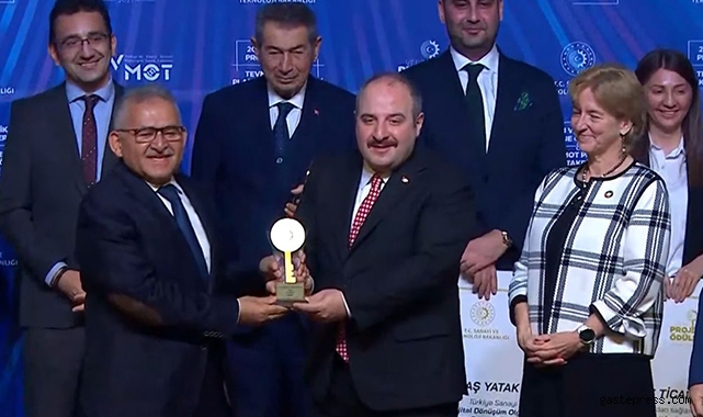 Başkan Büyükkılıç Ödülünü Bakan Varank'ın elinden aldı!
