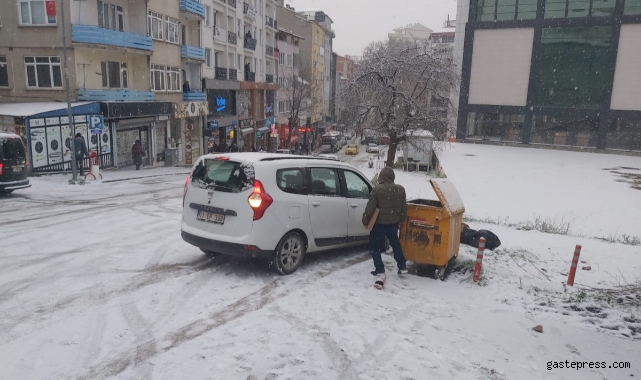 Buz pistine dönen yoldaki kazalar anbean kaydedildi!