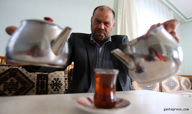 Çaya doymuyor, bir oturuşta 100 bardak çay içiyor!
