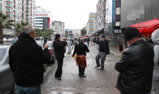 Davul-zurna tutup göbek atarak doların düşmesini kutladı, çevredekiler düğün sandı!