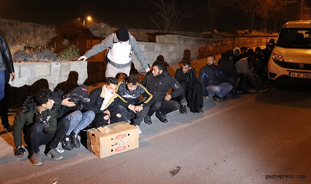 'Dur' ihtarına uymayan minibüsten 31 göçmen çıktı!