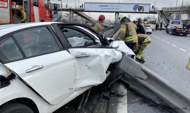 E-5 Karayolu'nda otomobil bariyerlere ok gibi saplandı!