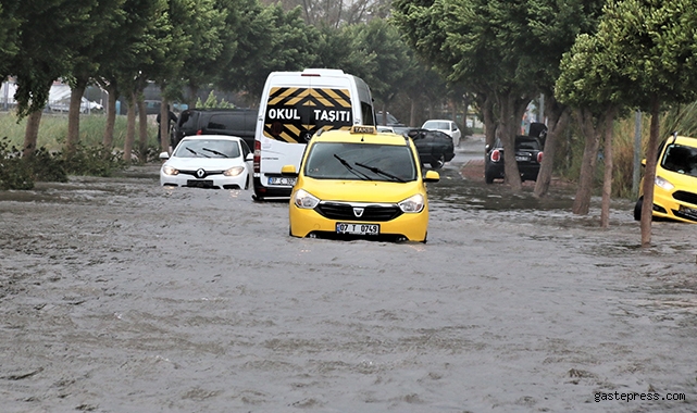 Fırtına Antalya'yı esir aldı!