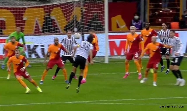 Galatasaray taraftarını çıldırtan an! Cüneyt Çakır'a tepki dinmiyor!