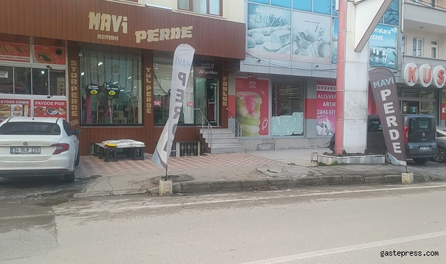 Güpegündüz yolda yürüyen kadının burnunu böyle kırdı!