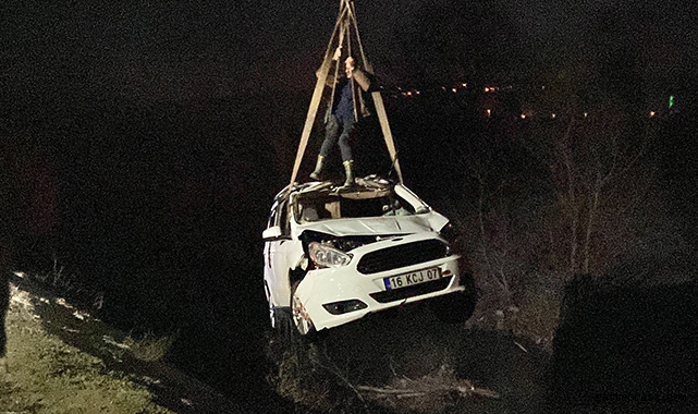 İçinde kadınların olduğu araç dereye uçtu; 2 yaralı!