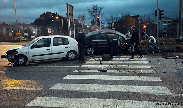 İki otomobil çarpıştı: 2 yaralı!