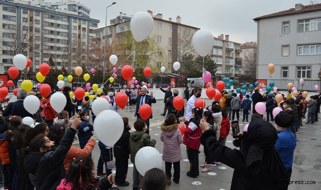 İlkokul öğrencileri, Atatürk’e yazdıkları mektupları gökyüzüne bıraktı!