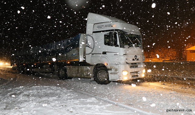 Kar ve tipi ulaşımda aksamalara neden oldu!