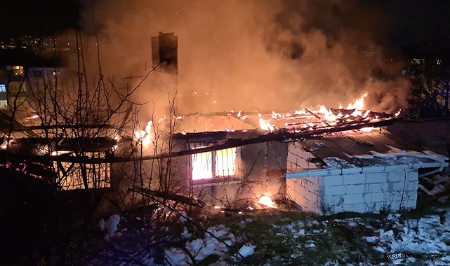Karabük’te alevler geceyi aydınlattı, iki katlı ev kül oldu!