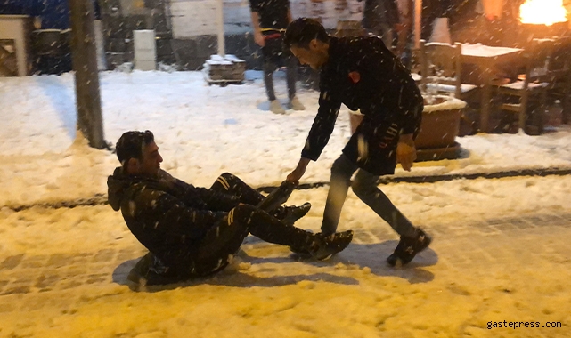 Kars’ta kar altında çocuklar gibi eğlendiler!