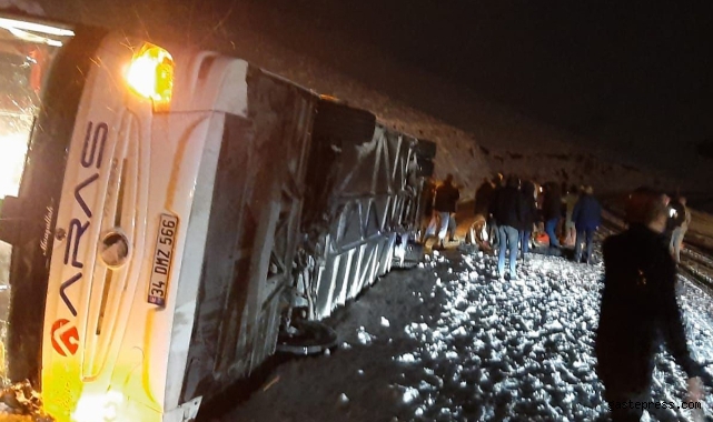 Kars'ta yolcu otobüsü devrildi! Ölü ve yaralılar var!