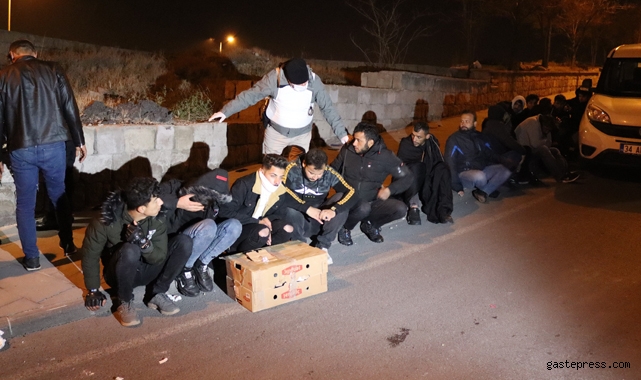 Kayseri'de, 'Dur' ihtarına uymayan minibüsten 31 göçmen çıktı!