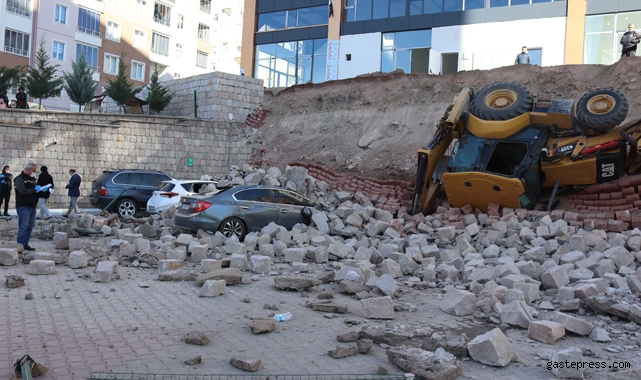 Kayseri'de, İstinat duvarı çöktü, iş makinesi aşağı düştü!