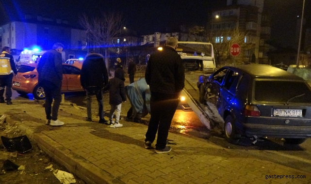 Kayseri'de otomobiller çarpıştı 4 kişi yaralandı!