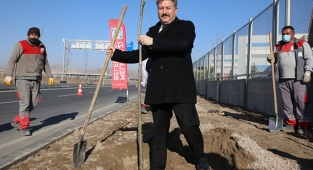 Kayseri Melikgazi Belediyesi Yenilenen OSB yolunda ağaçlandırma çalışması yaptı!
