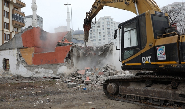 Kayseri Melikgazi'de Tehlike Arz Eden ve Metruk Yapılar Yıkılıyor!