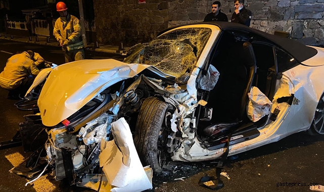 Lüks araç elektrik direğine çarptı!