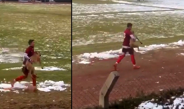 Maçı durduran köpeği futbolcu kucağına alarak çıkardı!