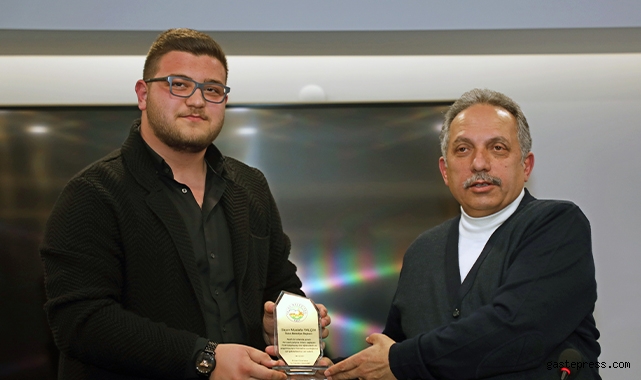 Öğrencilerden Kütüphane için teşekkür plaketi!
