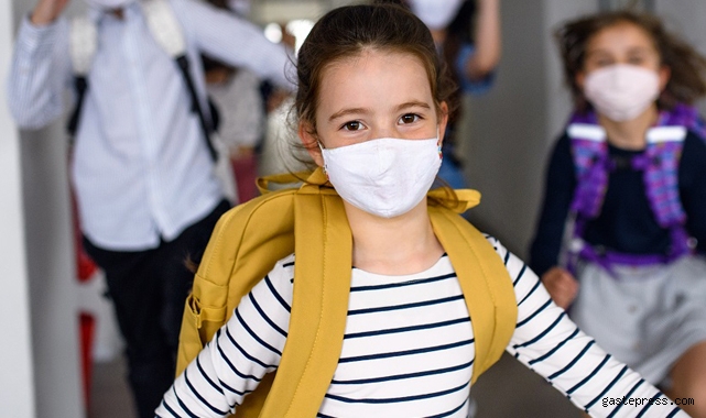 Okullarda öğrencilere ve öğretmenlere maske zorunluluğu kalkıyor! 