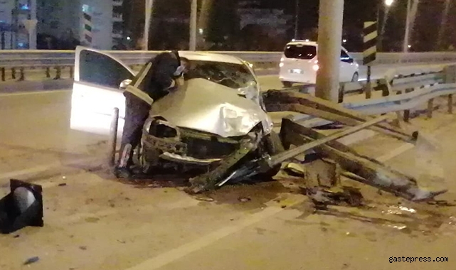 Otomobil bariyer çarptı, yavaşlayan araçlara çarpmamak için frene basıp ağaca çarpan sürücü yaralandı: 3 yaralı!